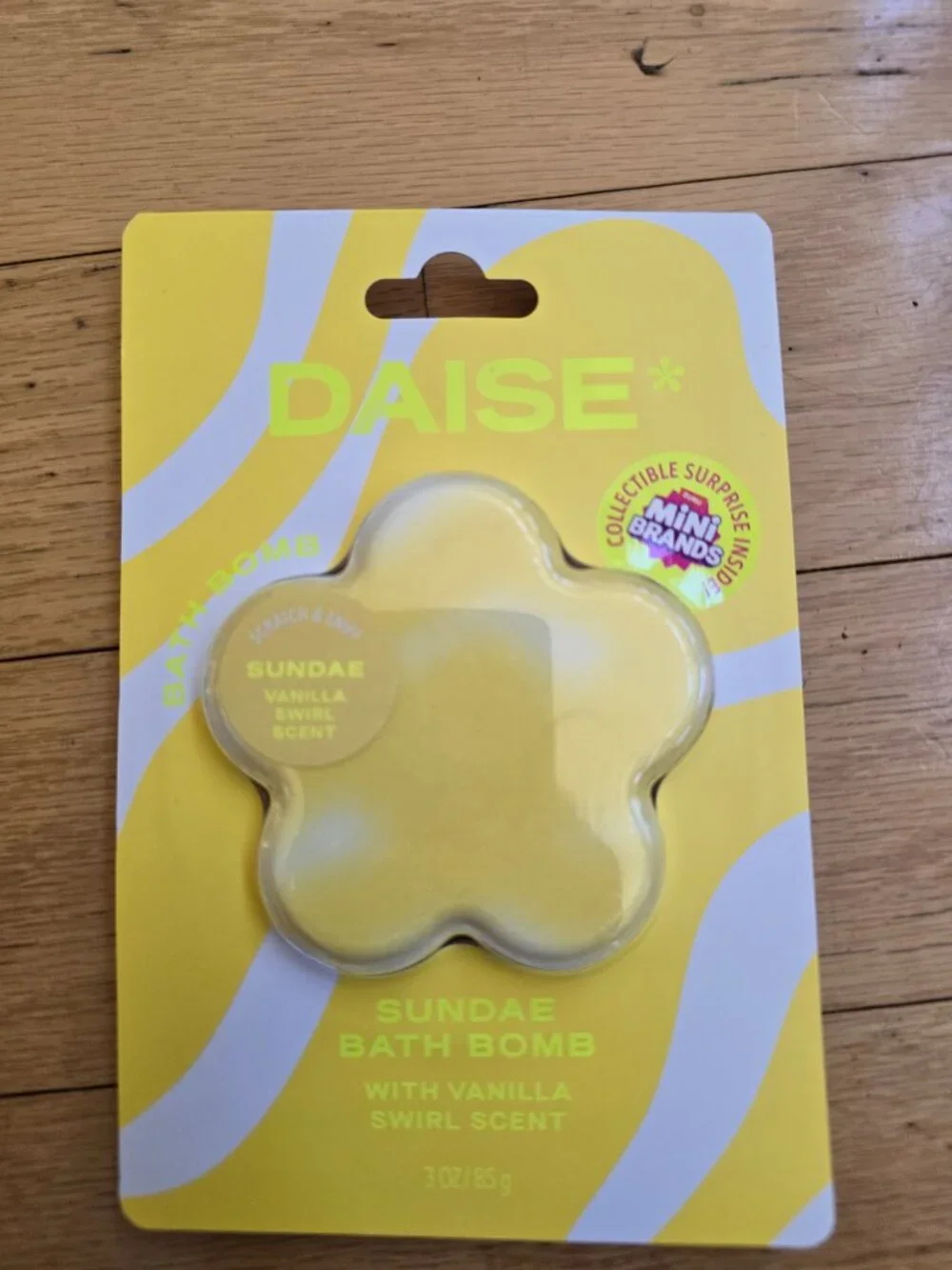 DAISE x Zuru Mini Brands | Sundae Vanilla Yellow Flower Shaped Fizzy Bath Bomb